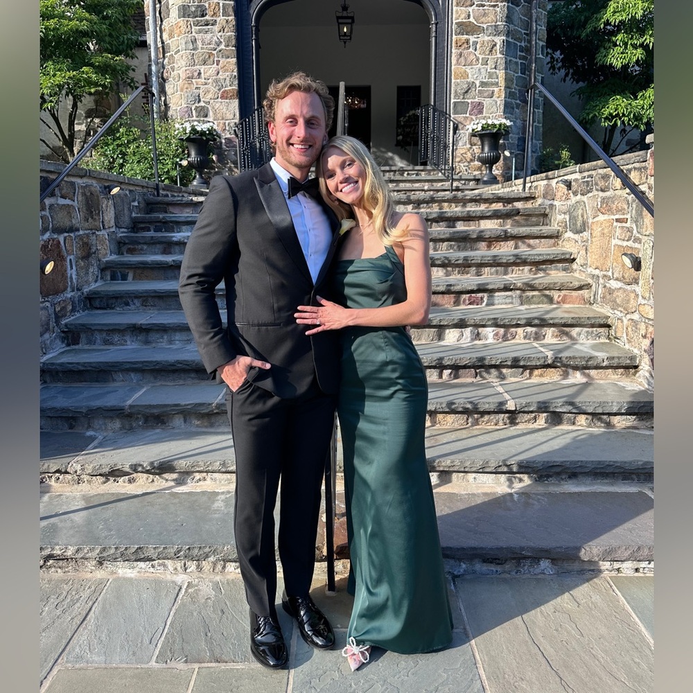 Lulu’s exquisite romance forest Green satin pleated halter maxi dress! Size xs.